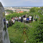 Gyertyagyújtással emlékeztek Suhajda Szilárdra a fővárosi Szemlőhegyi-barlangnál