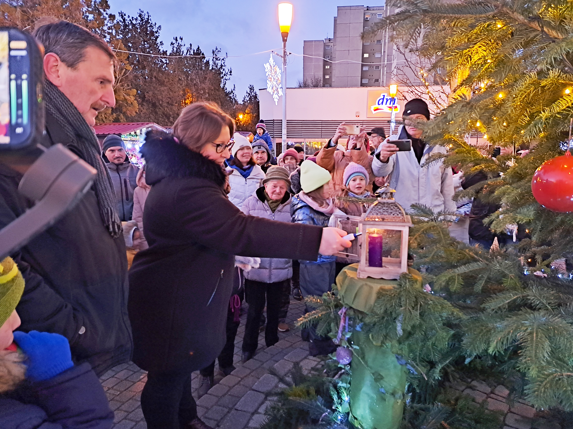 The light of the first Advent candle lit on Casalgrande Square – Dunakanyar Region