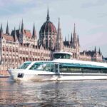 Így néz ki közelről Budapest új panorámahajója, ahol 136 négyzetméternyi üveg veszi körül az utasokat w5jfgp6A