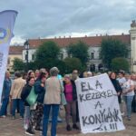A gyermekétkeztetés kiszervezése ellen tüntettek a váci városháza előtt 813959156_1079686954434298_1493890075761329931_n
